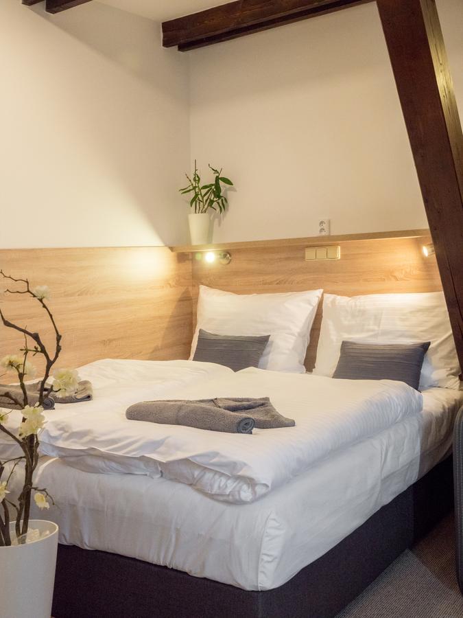 Club Apartments เชลาดนา ภายนอก รูปภาพ